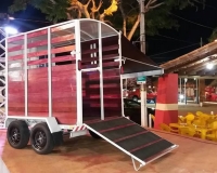 Reboque para 2 cavalos modelo fechado